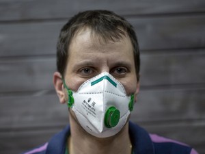 Полумаска фильтрующая с клапаном выдоха и ребрами жёсткости  FFP2, 3 шт 75003 AMIGO