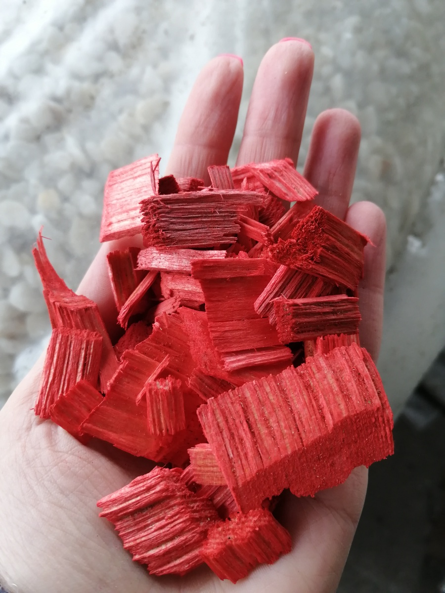 Щепа древесная, окрашенная, алая, упаковка 50л.